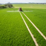 Vista aérea tractor aplicando herbicida