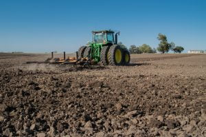 tractor trabajando suelo agrícola